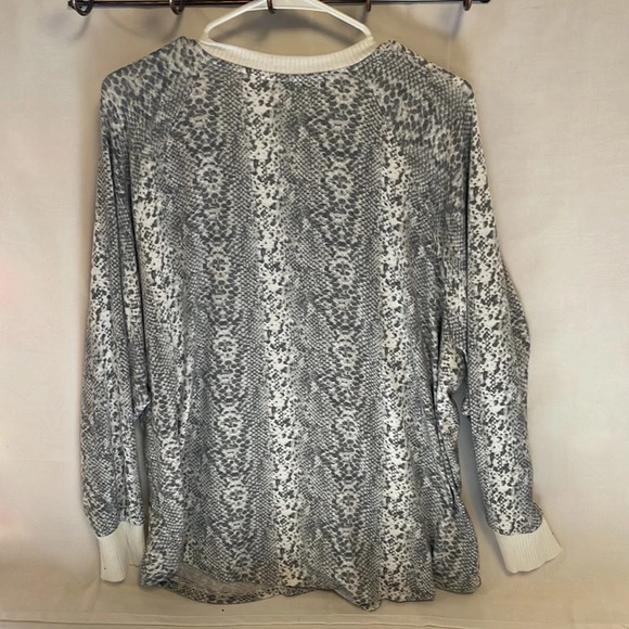 Super soft and lightweight long sleeve Top - Picture 2 of 4